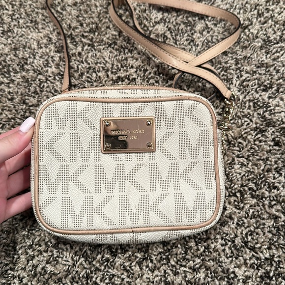 michael kors crossbody - Picture 2 of 7